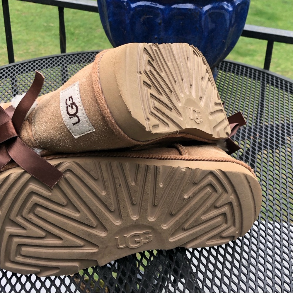 Ugg Boots , Tan Suede With Brown Bows At Back, Shearling Lined. Size 3 - Picture 5 of 10